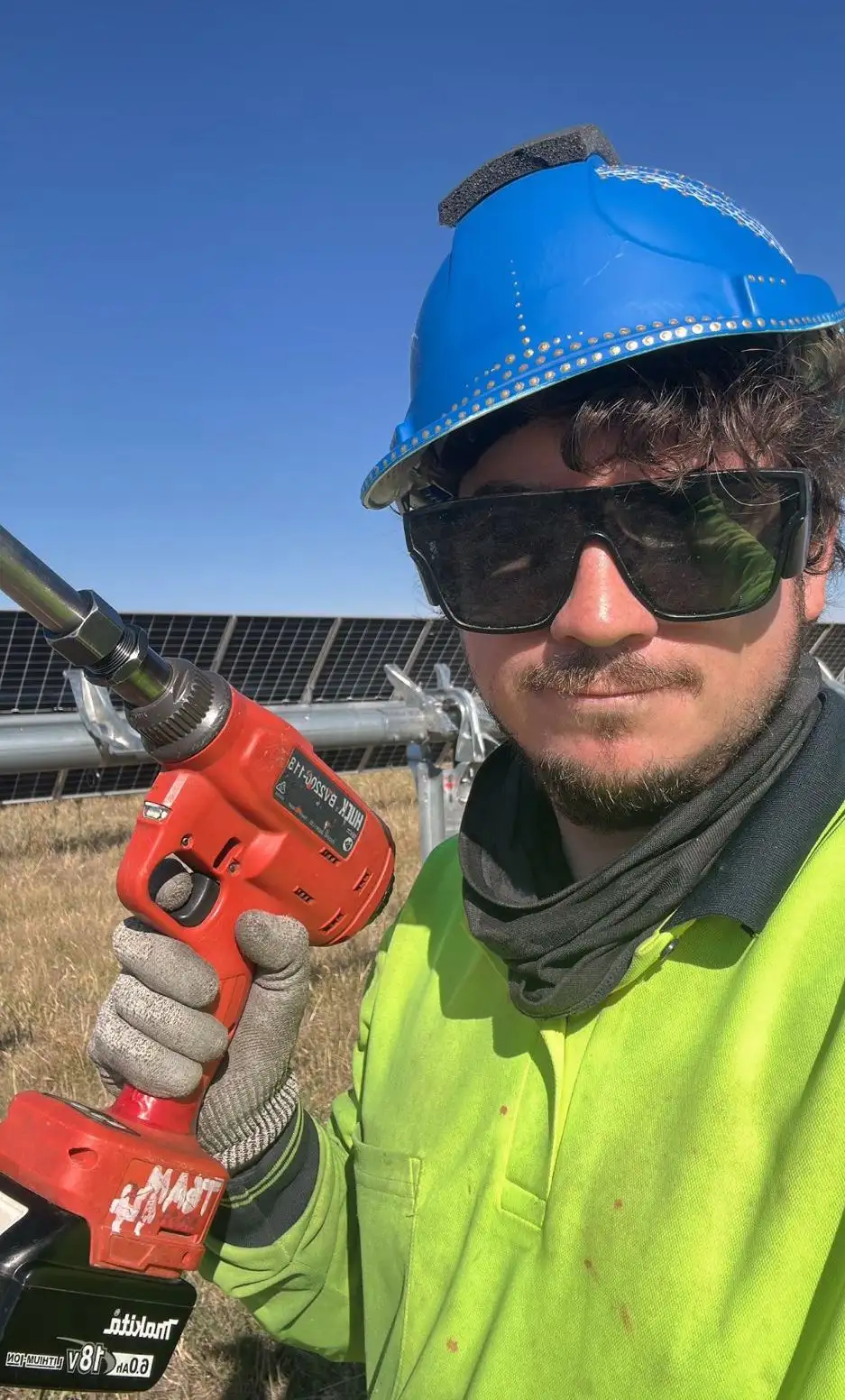 Año 2023 trabajando en una granja de paneles solares-