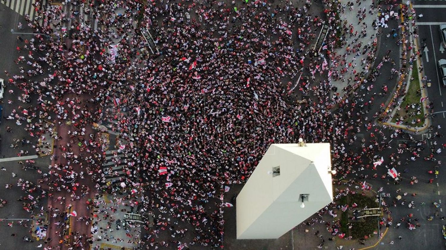 Miles de hinchas de River festejaron los 3 años del triunfo ante Boca en Madrid