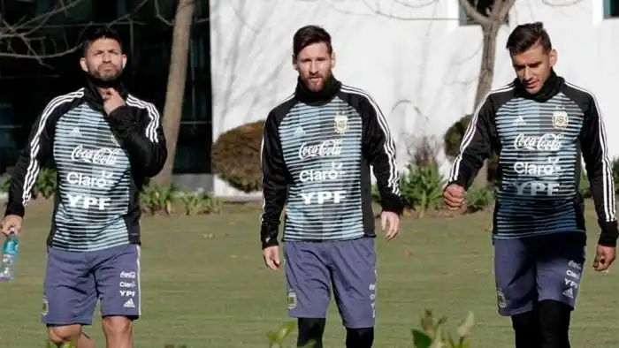 Agüero y Salvio fueron titulares en la práctica de Argentina