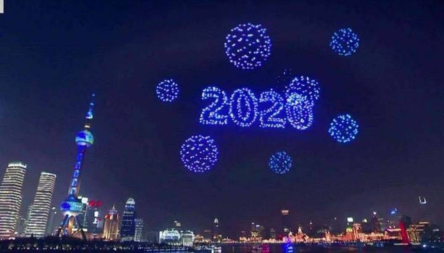 Los drones sustituyen a la pirotecnia en la Fiesta de Fin de Año en la ciudad de Shangái 