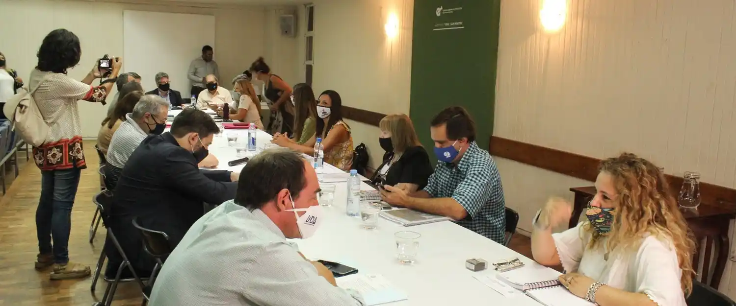 Gremios docentes dan por finalizada la negociación salarial en Trabajo