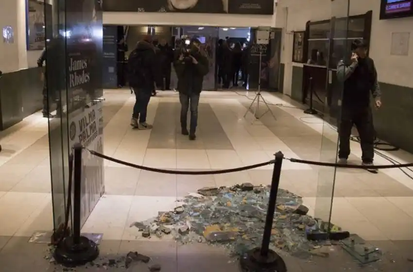 Atacaron al teatro donde se estrenaba el documental sobre Santiago Maldonado