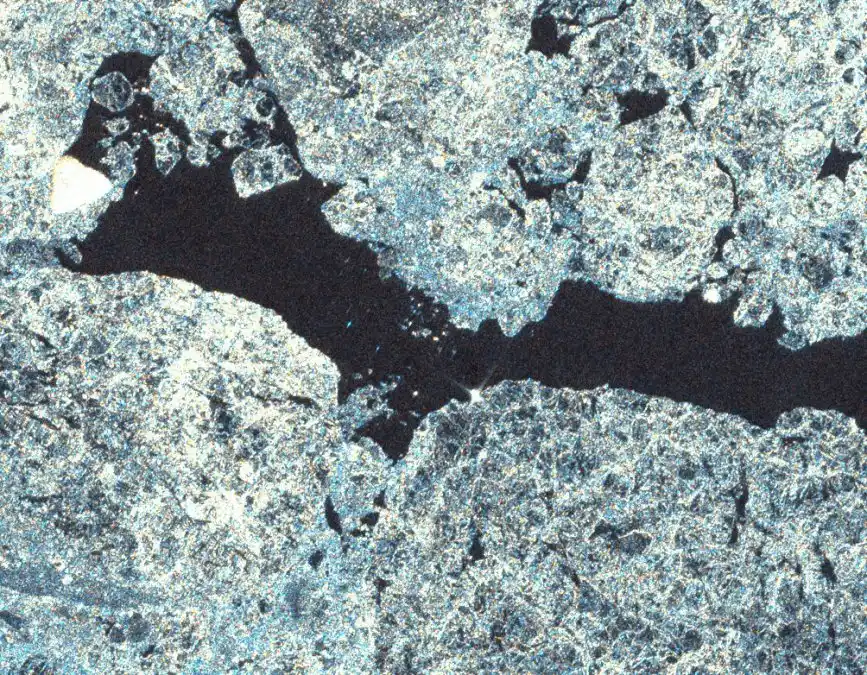 ARA Almirante Irizar, se distingue como un destello brillante en el Mar de Wedell en la Antártida Argentina. Imagen SAOCOM1A/CONAE2019.