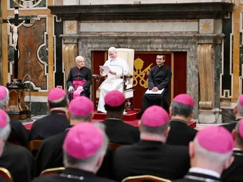 El Papa: los nuncios encarnan la universalidad del deseo de paz de la Iglesia