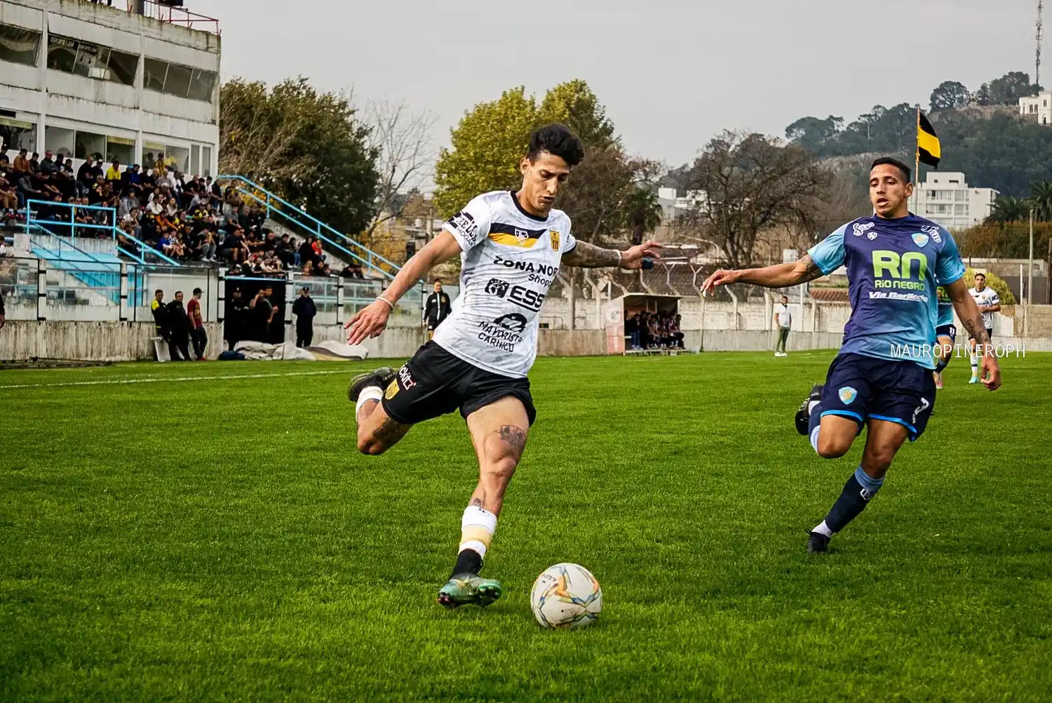 FOTO @MAUROPINEROPH Jara busca el desnivel ante Ríos.