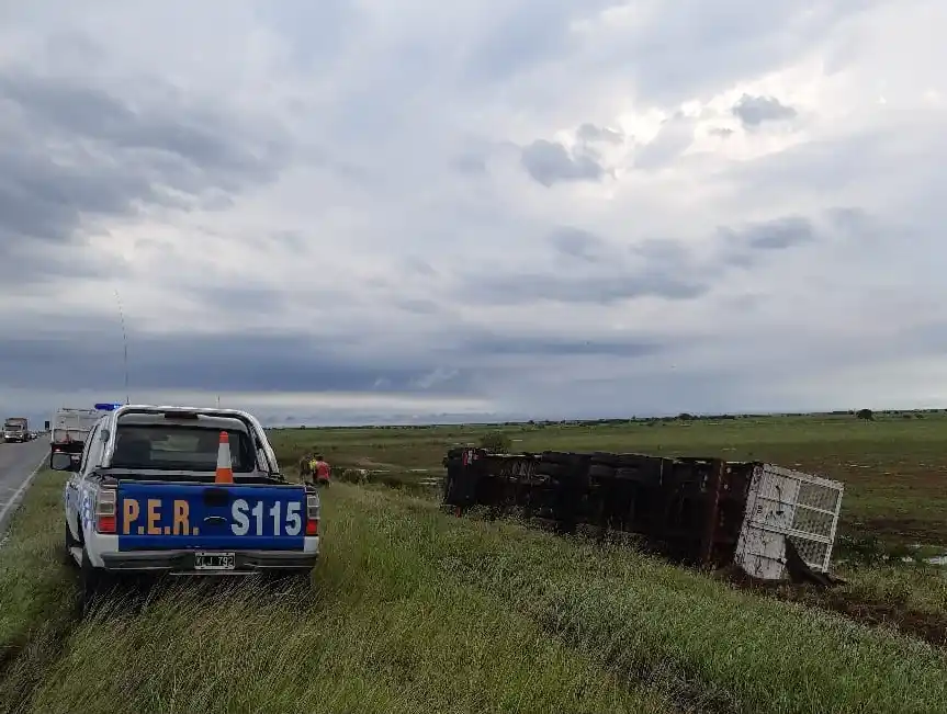 Accidente en la Ruta Nacional 174: Camión volcado cerca de Victoria