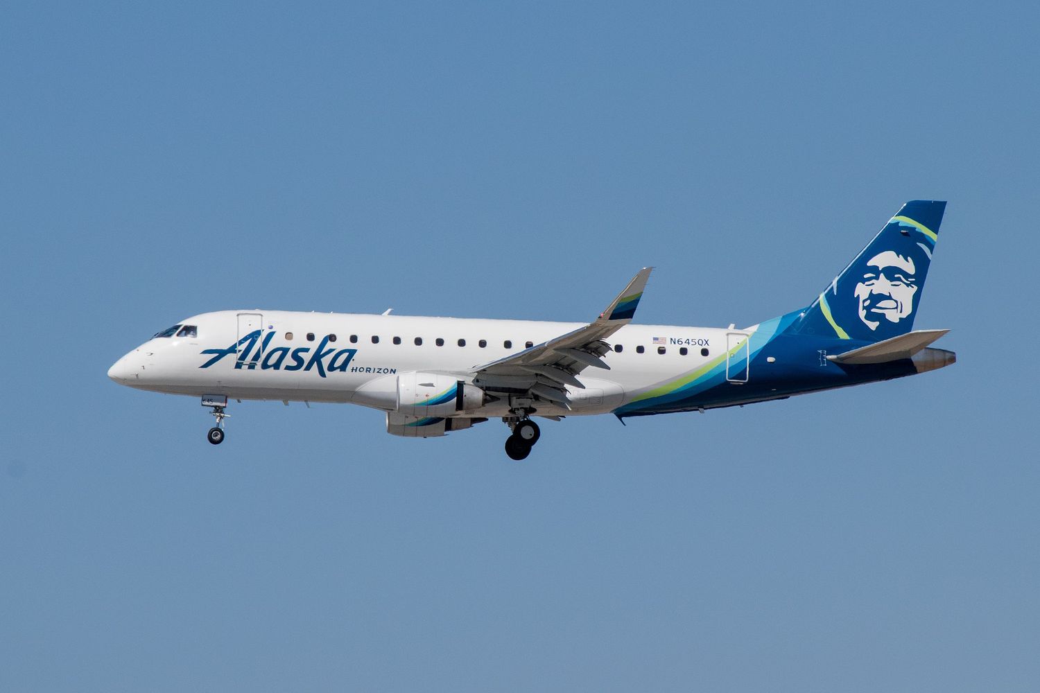 Embraer E175-E1. Ganbaruby – Wikimedia Commons