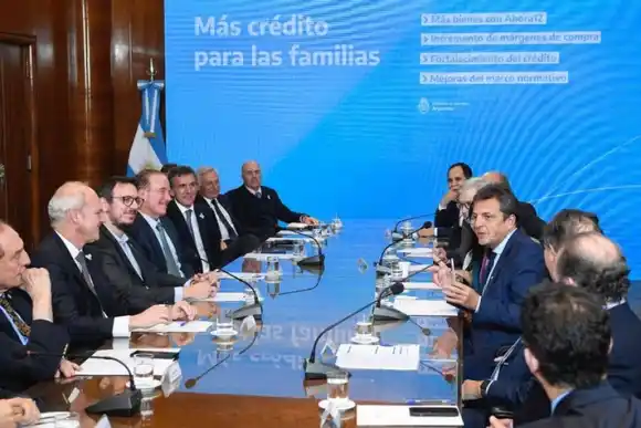 Massa anunció el aumento en los límites de las tarjetas de crédito para impulsar el consumo