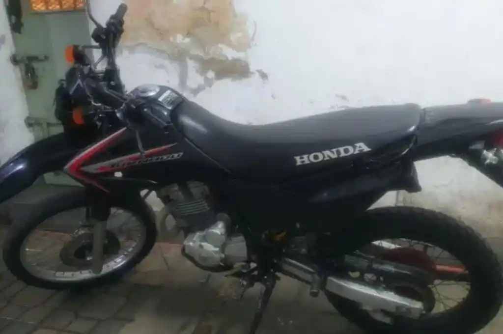 Motochorros los persiguieron a los tiros, cayeron de la moto y la mujer murió