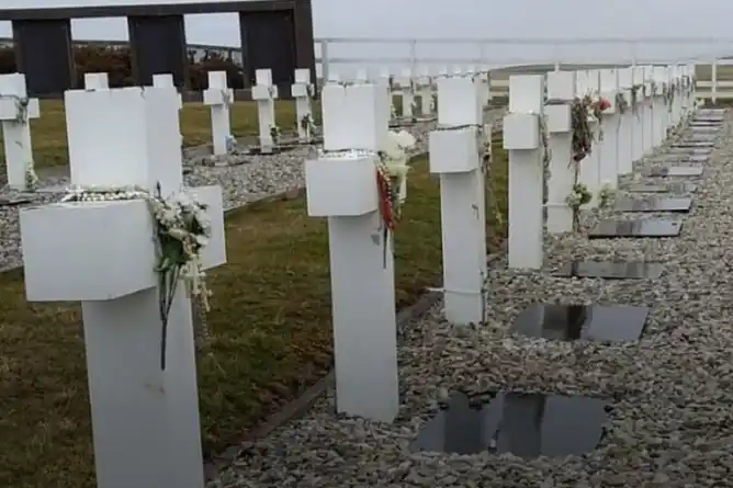 Conversatorio en Chascomús sobre el trabajo del Equipo Argentino de Antropología Forense: identidad, memoria y derechos humanos