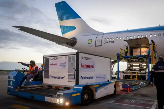 Llegan al país 1,3 millones de AstraZeneca, un nuevo cargamento de Sinopharm y parte otro vuelo