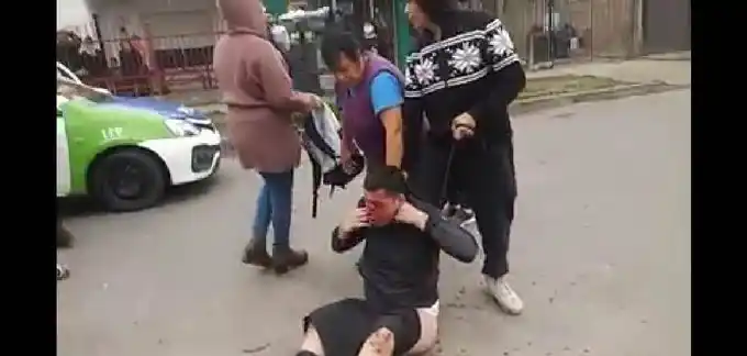 Conurbano salvaje: Hartos de la inseguridad, vecinos de Berazategui lincharon y desnudaron a un delincuente 