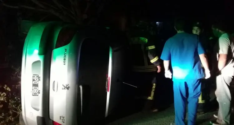 Volcó el auto y quedó aprehendido: En su interior llevaba marihuana y una balanza