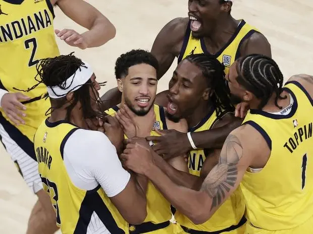 Tyrese Haliburton no perdió a oportunidad de saborear la difícil victoria .Foto: Adam Hunger -AP-LaPresse