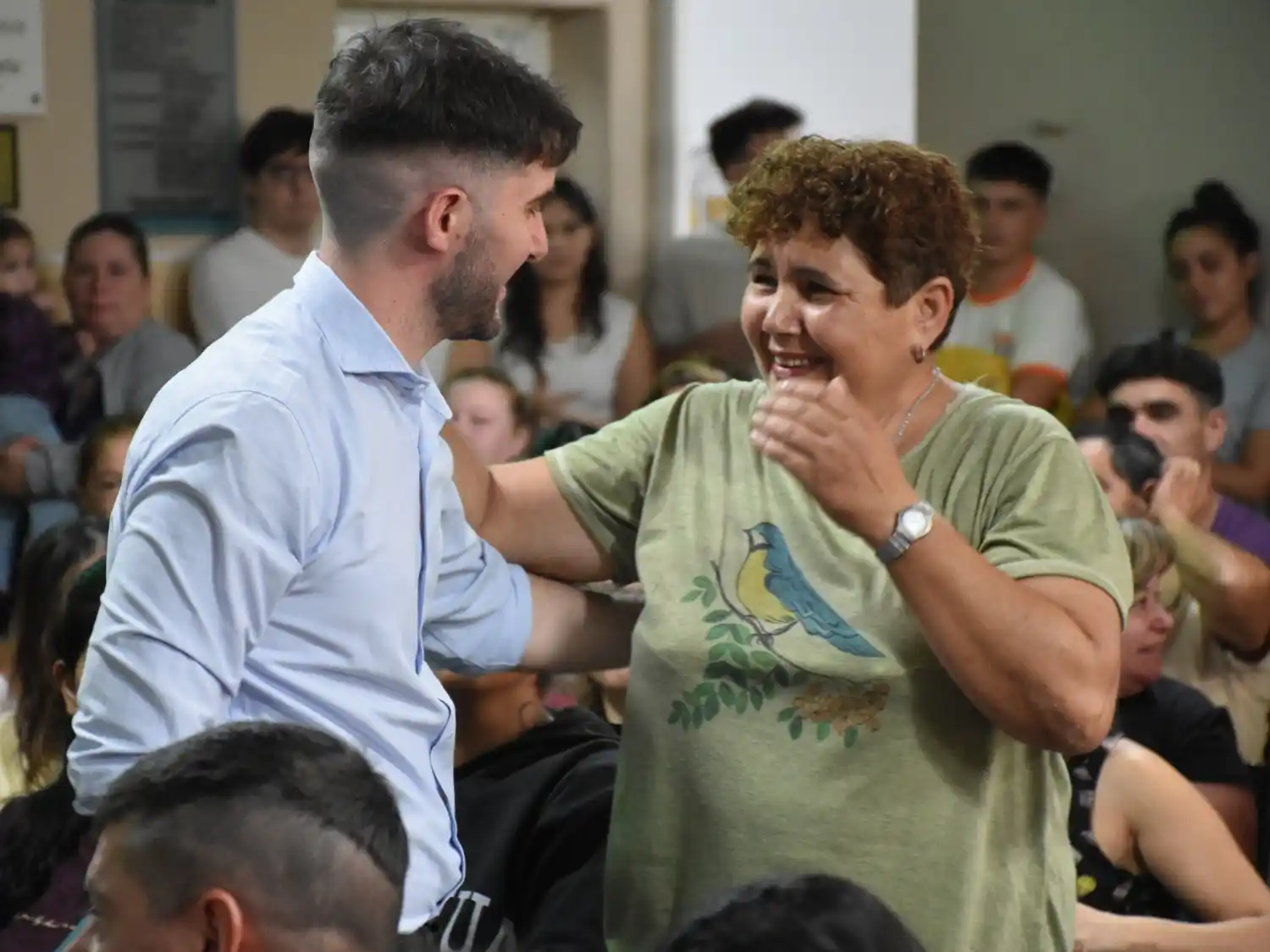 Sueño en marcha. Yocco junto a una de las personas sorteadas en Elortondo.