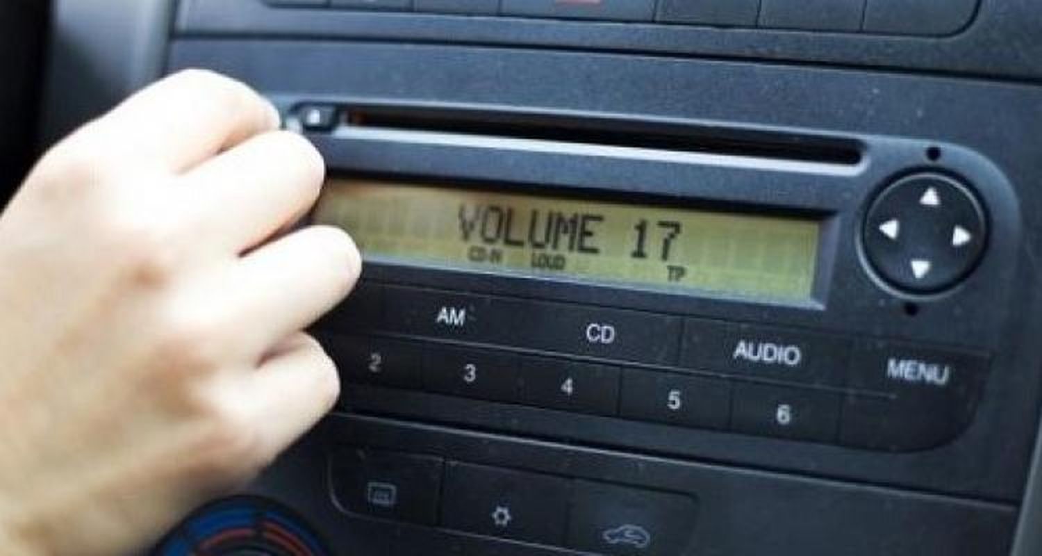 Les pidieron que bajen la música del auto y agredieron a la policía