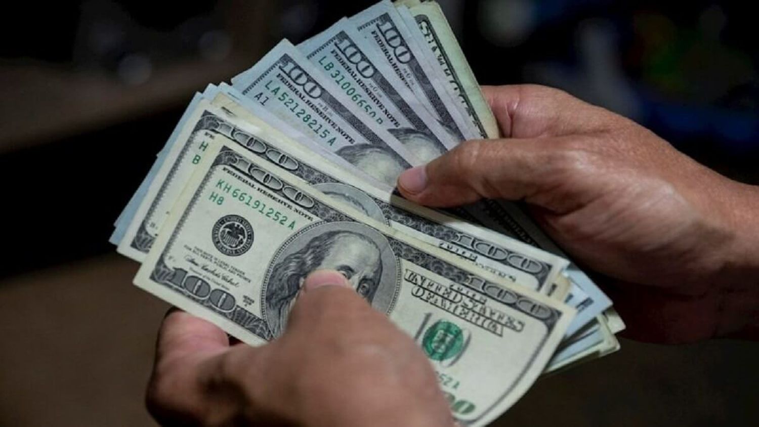 ¡NO ES RARO! Venezuela encabeza la lista de países donde se gana menos y se gasta más