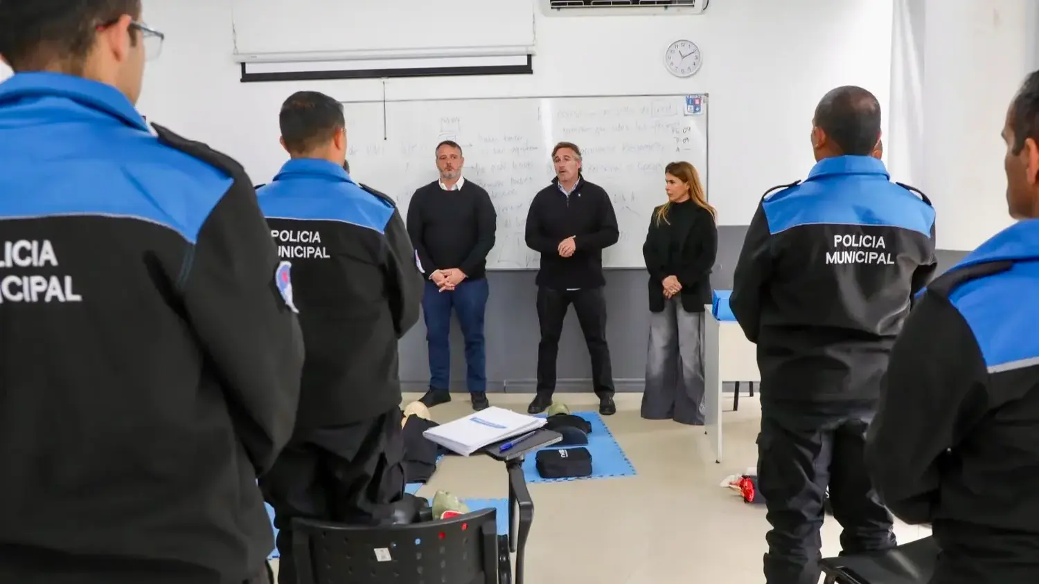 Los agentes reciben capacitación constante para cuidar a los vecinos.