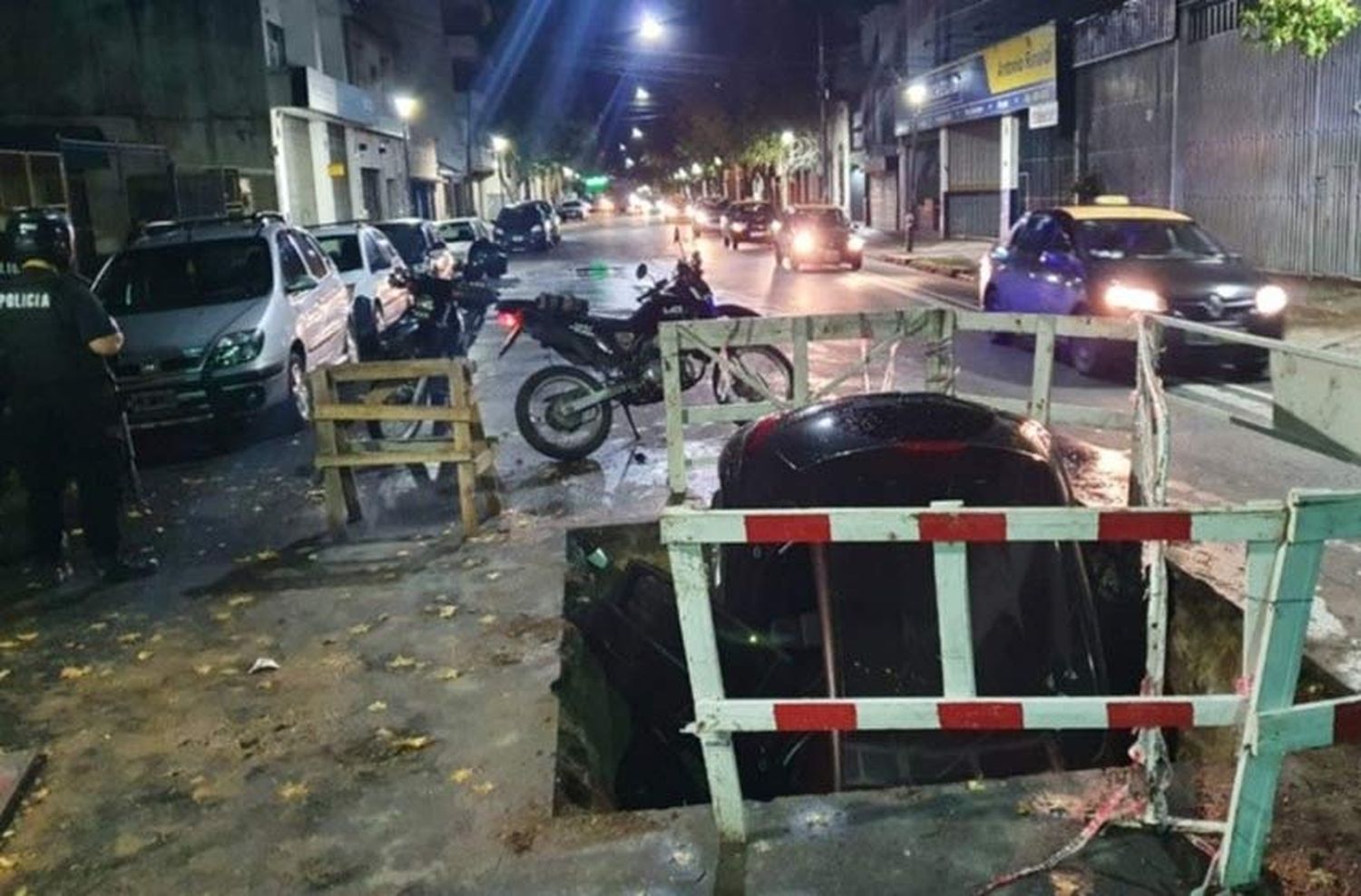 Un auto cayó de lleno a un pozo de Aguas Santafesinas en barrio Echesortu