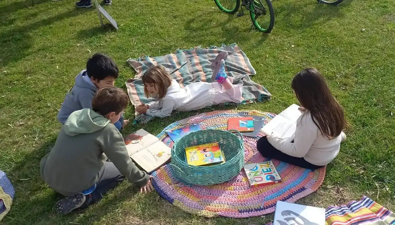 La Biblioteca Ambulante llevó libros y narraciones a la jornada ambiental en la laguna