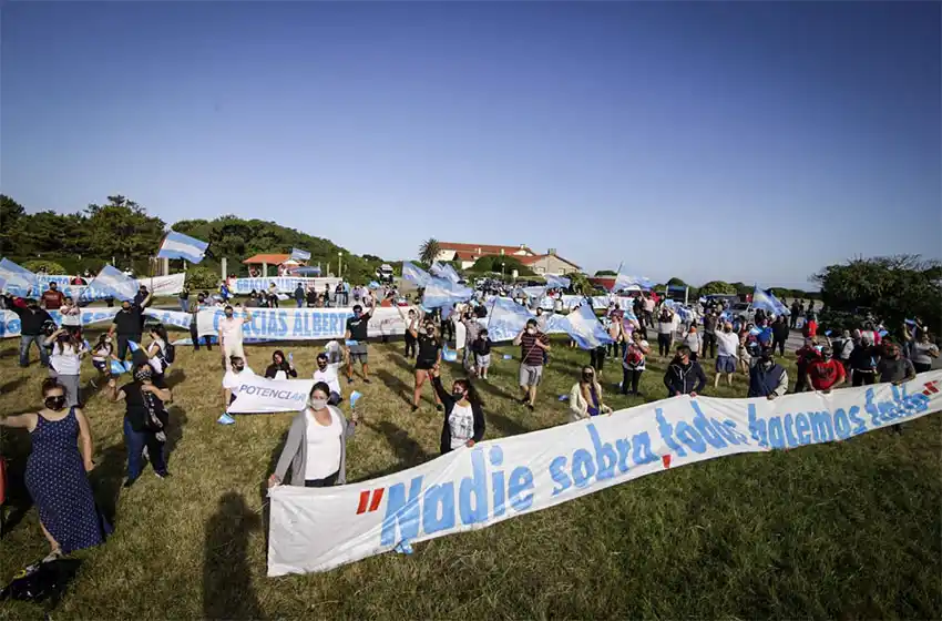 Bienvenida y muestras de apoyo de marplatenses a Alberto Fernández
