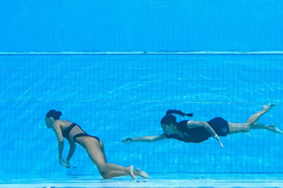 Dramático rescate: una nadadora se desmayó en el agua en plena competencia y su entrenadora le salvó la vida