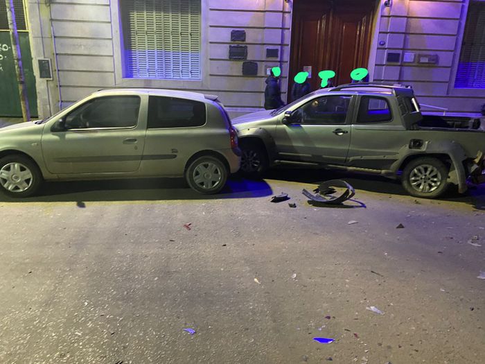 autos estacionados chocados frente a la biblioteca popular calle mitre