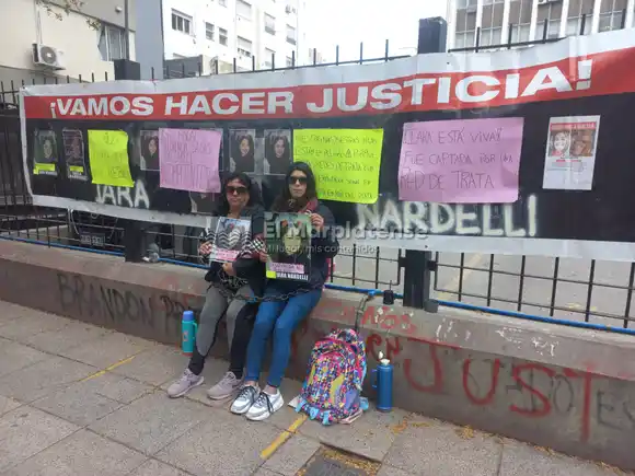 La Abuela Coraje y la mamá de Iara Nardelli permanecen encadenadas a Tribunales