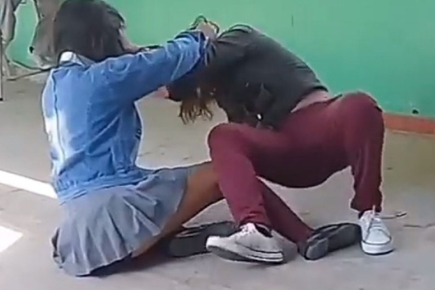 Joven fue denunciada por golpear a una compañera de la escuela