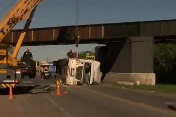Caos en el tránsito entre Rosario y Pérez por el vuelco de un camión bajo un puente