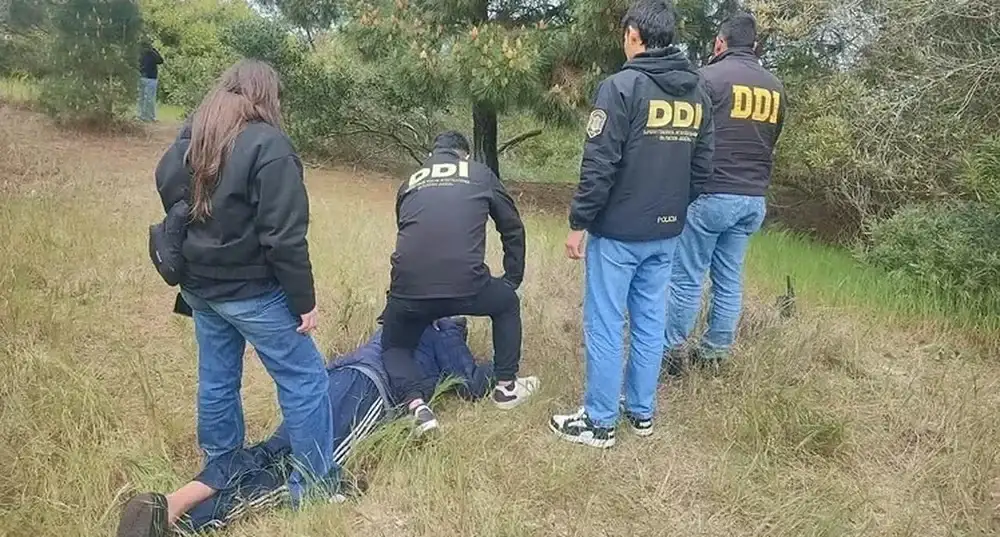 El femicida fue detenido en un descampado de Valeria del Mar, cerca del lugar del crimen.