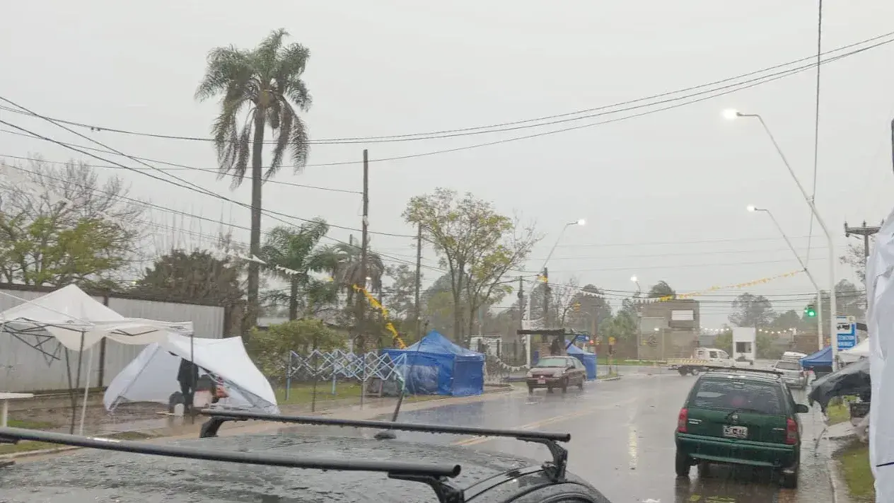 En la previa de San Cayetano, el temporal golpeó a los feriantes