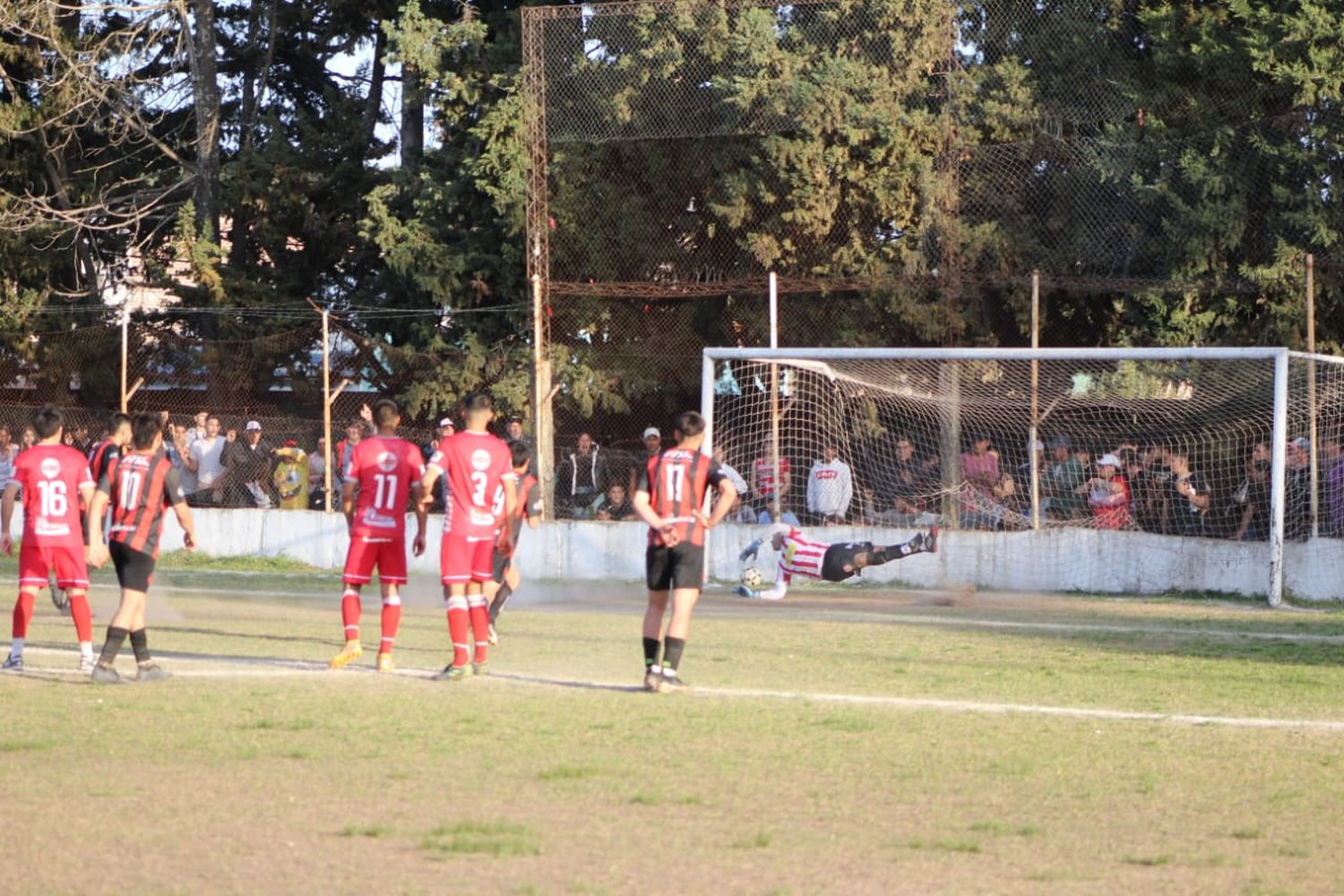 Penal convertido por Lucas Furlanetto que determina el empate de 2 a 2 para Gualeguay Central y Barrio Norte que cayó en zona de Repechaje.