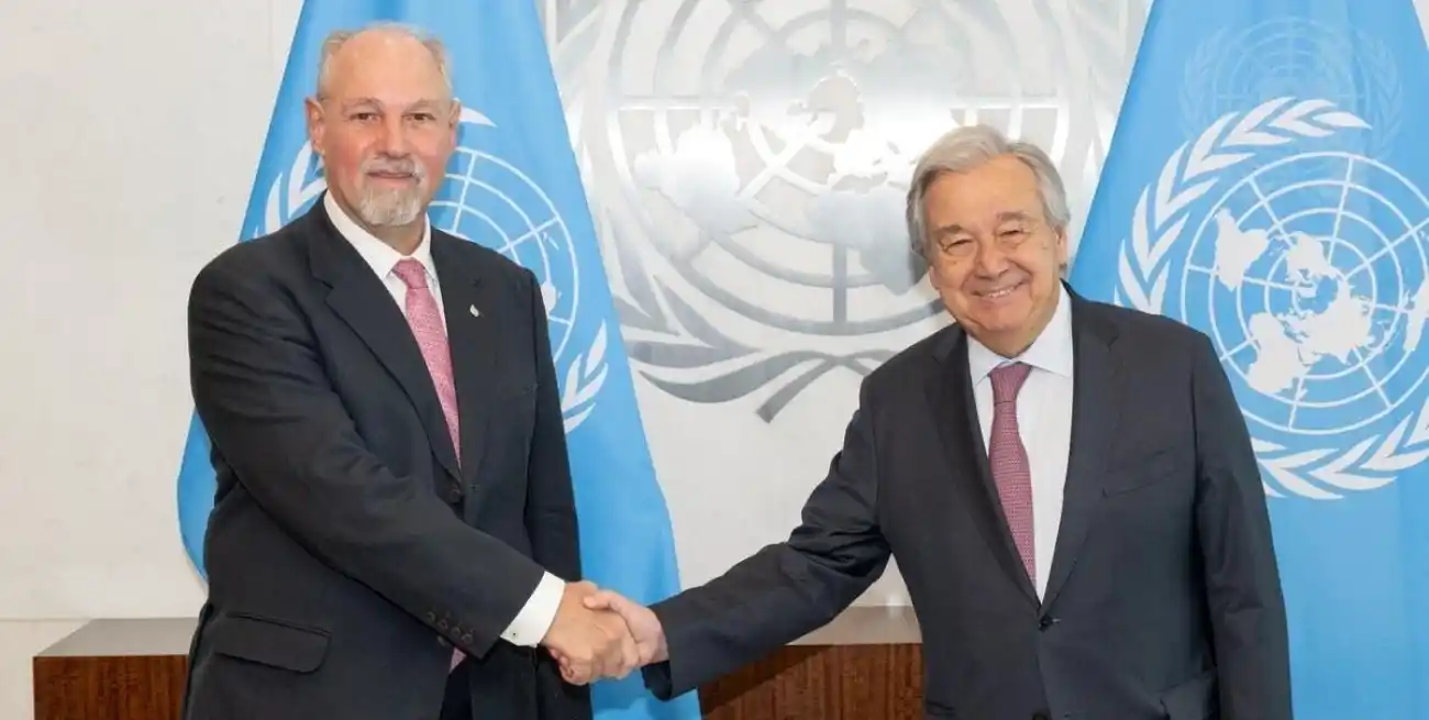 Ricardo Lagorio, ex embajador de Argentina en la ONU, junto al Secretario General, António Guterres. Crédito: ONU