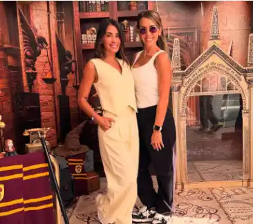 El conjunto consta de una chaleco y un pantalón sastrero