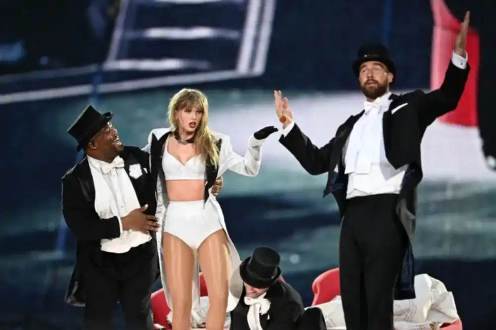 Video: Travis Kelce subió al escenario y fue parte del show de Taylor Swift