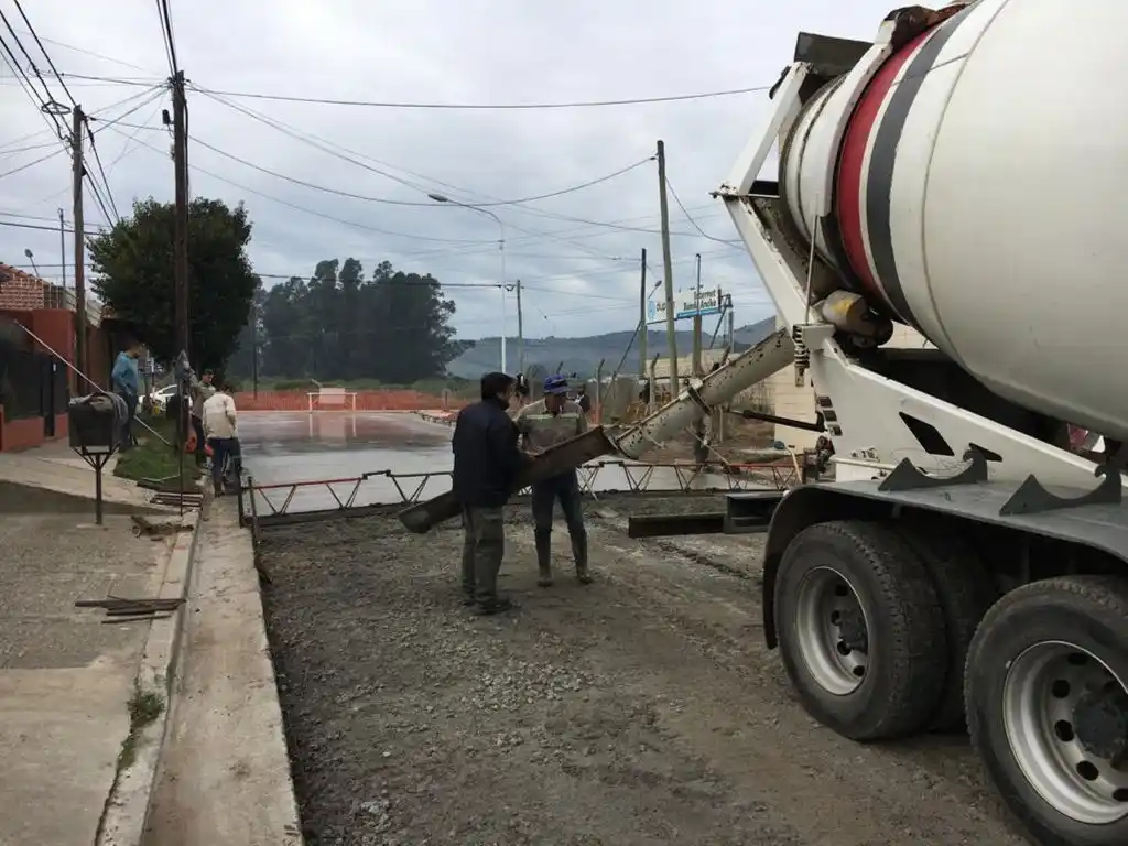 Continúan con obras de infraestructura vial 