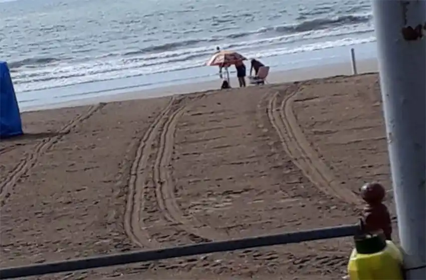 Estos sí están de joda: reposeras y tejo en la playa, en medio de la cuarentena obligatoria