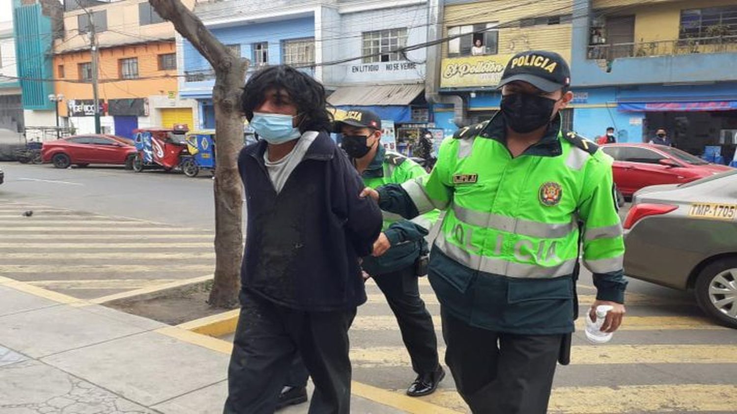 ENTRE LA VIDA Y LA MUERTE niña en Perú tras ser agredida por un indigente que le lanzó un ladrillo en la cabeza