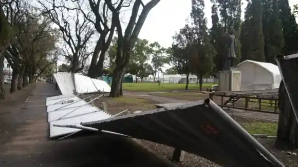 La tormenta del lunes generó destrozos en el predio de Colectividades: cómo sigue el armado de los stands
