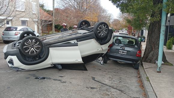 Choque y vuelco en Lomas de Stella Maris: una mujer fue trasladada al hospital