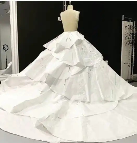 El traje de Daniela Alvarado tenía una cola de cuatro metros. Foto Instagram