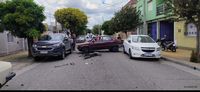 Circulaba sin documentación y chocó contra dos vehículos estacionados