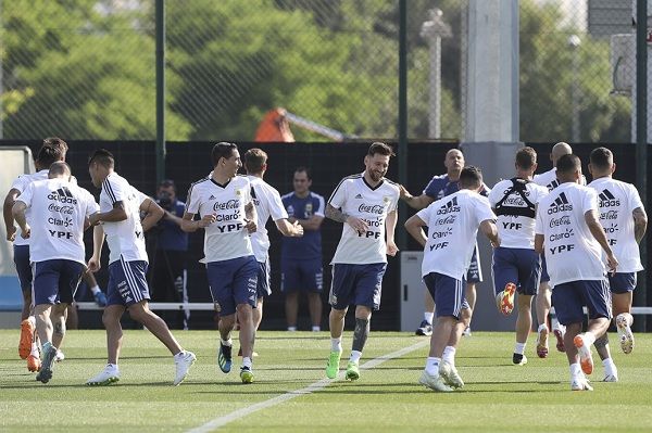 Argentina entrenó doble turno en el complejo del Barcelona