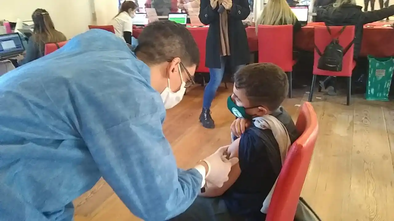 Confirmaron cuándo aplicarán segundas dosis a los adolescentes con factores de riesgo