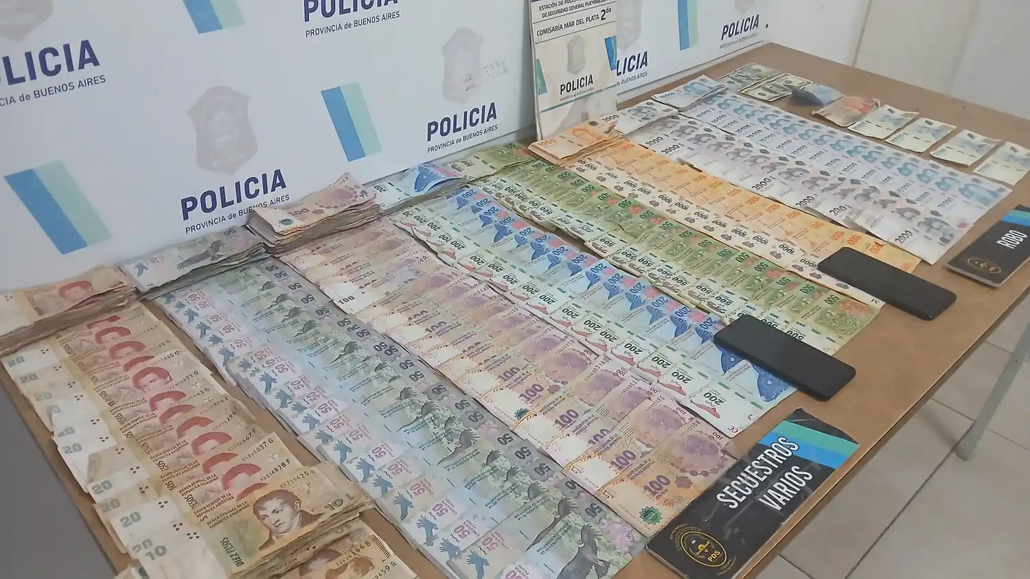 Una importante cantidad de dinero fue secuestrada en poder de los malvivientes.