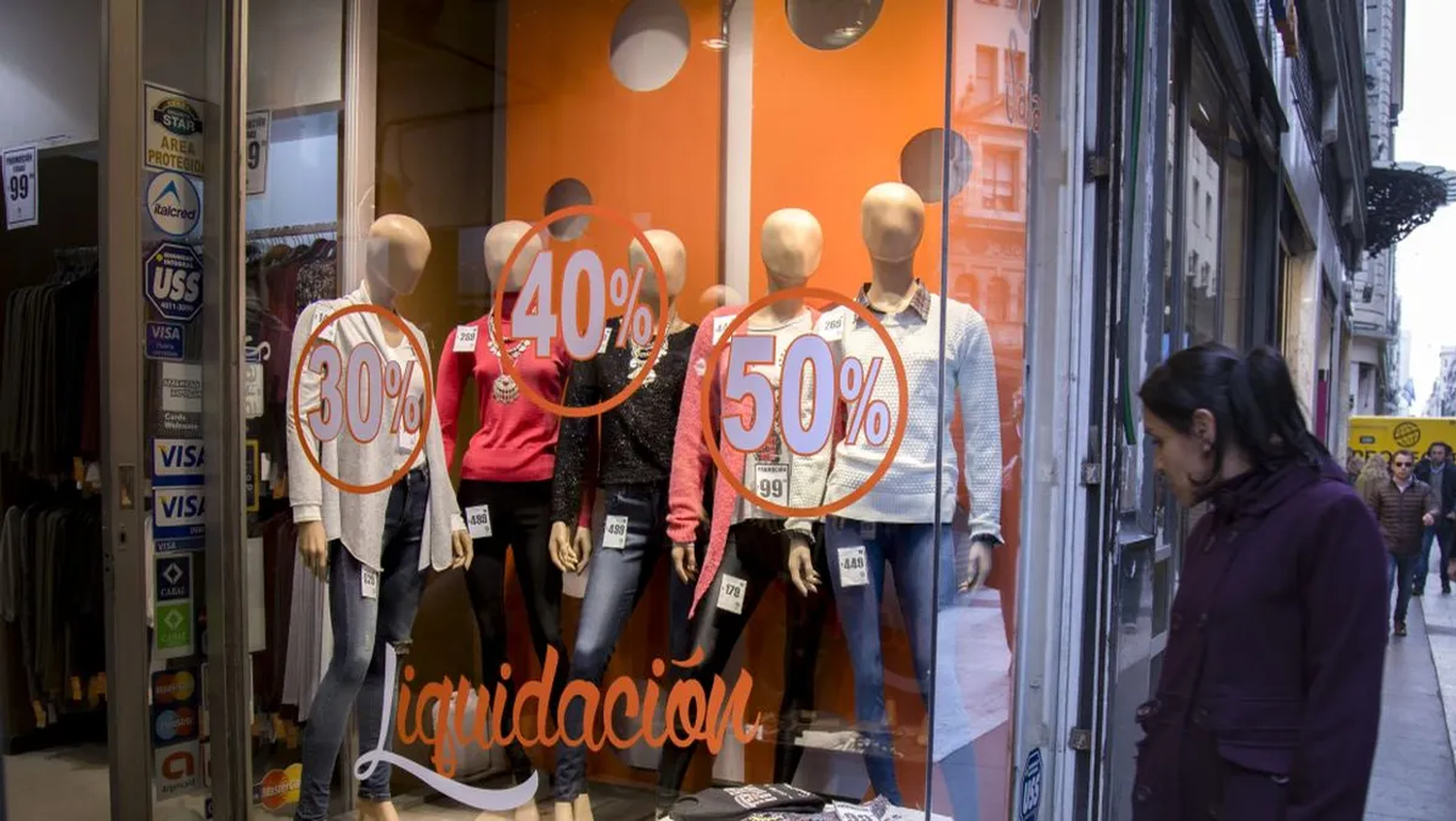 Las ventas minoristas cayeron 13,7% anual en diciembre y cerraron 2023 con una baja de 3,4% 