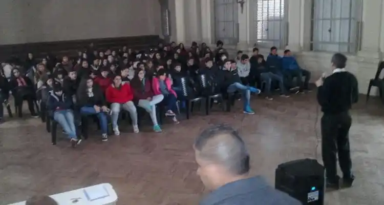 Ciclo de charlas para concientizar sobre el uso de casco