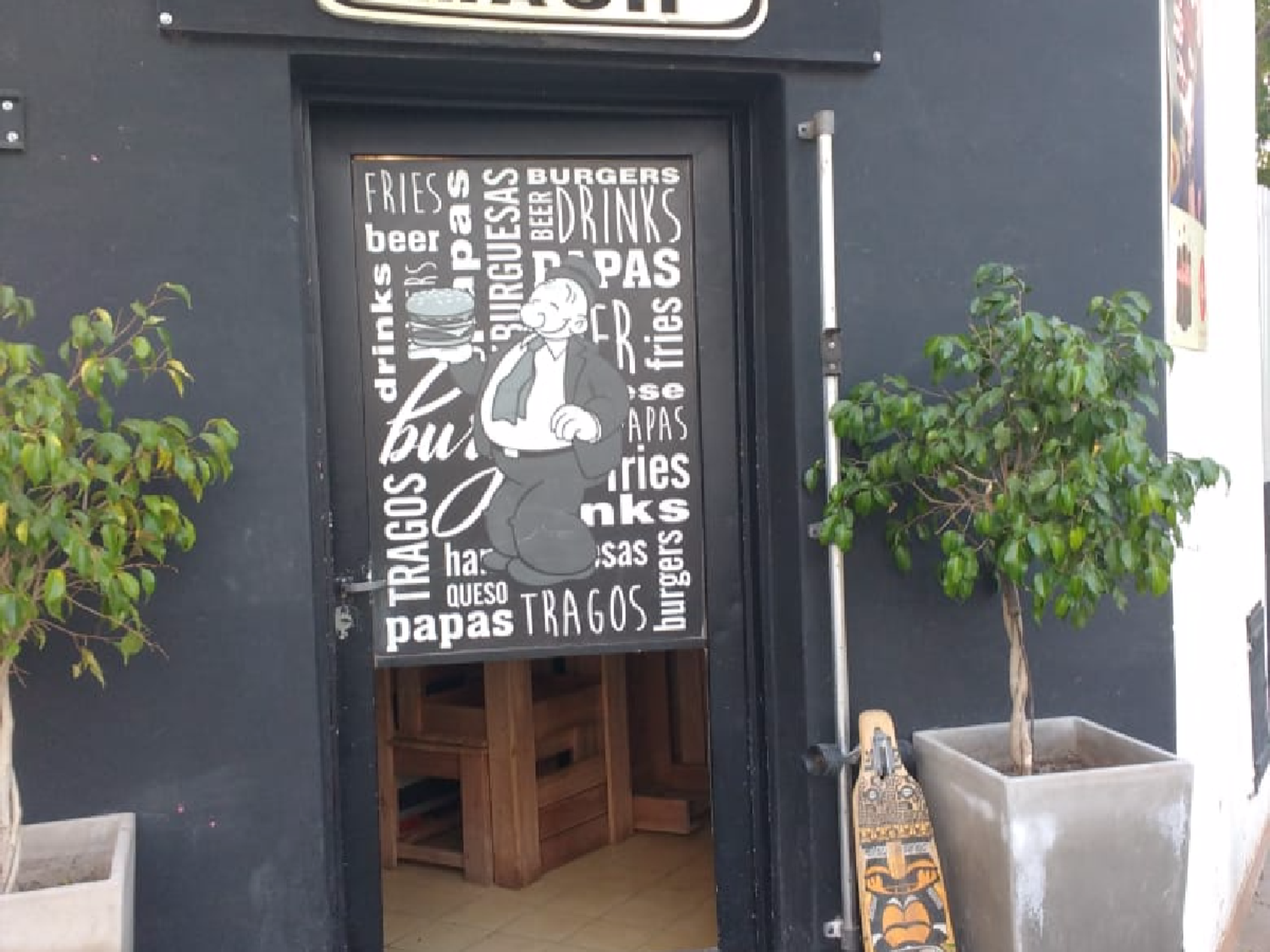 Robaron en una hamburguesería: se llevaron cervezas y un queso