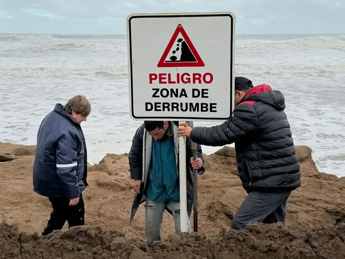 Señalización en el camino que une Costa Bonita y Arenas Verdes